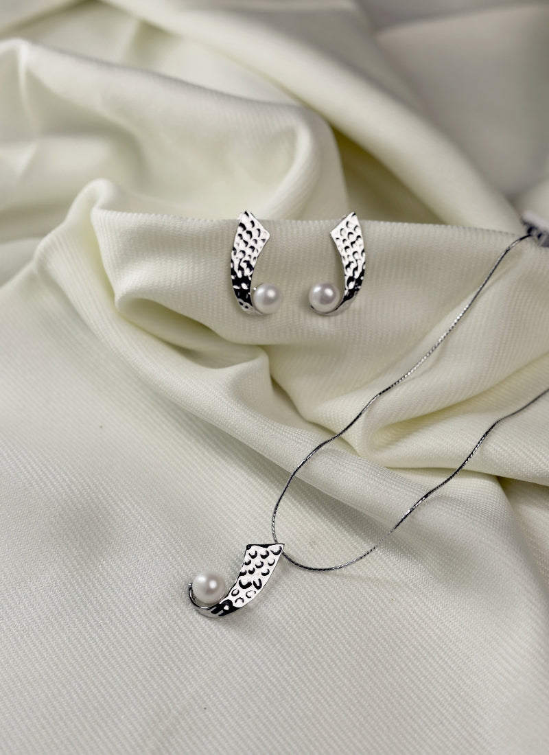 Luna Curve Pearl Necklace Set